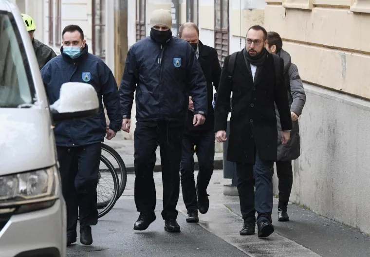 Na današnju sjednicu Gradske skupštine po hitnom postupku uvršten je prijedlog odluke o izmjenama odluke zagrebačkog gradonačelnika Tomislava Tomaševića kojom se pravo na korištenje mjere sa 15. godine života djeteta skraćuje do 7. godine života djeteta. To znači da oni korisnici kojima su već sada djeca navršila sedam ili više godina iz mjere izlaze s 30. travnjem 2022., čime se stvara razdoblje u kojem se omogućava prilagodba na nove okolnosti, odnosno da korisnici mogu tražiti posao i zaposliti se za vrijeme korištenja mjere. Korisnicima čija djeca imaju manje od 7 godina, od 1. svibnja naknada se smanjuje četiri puta, na 1000 kuna mjesečno.