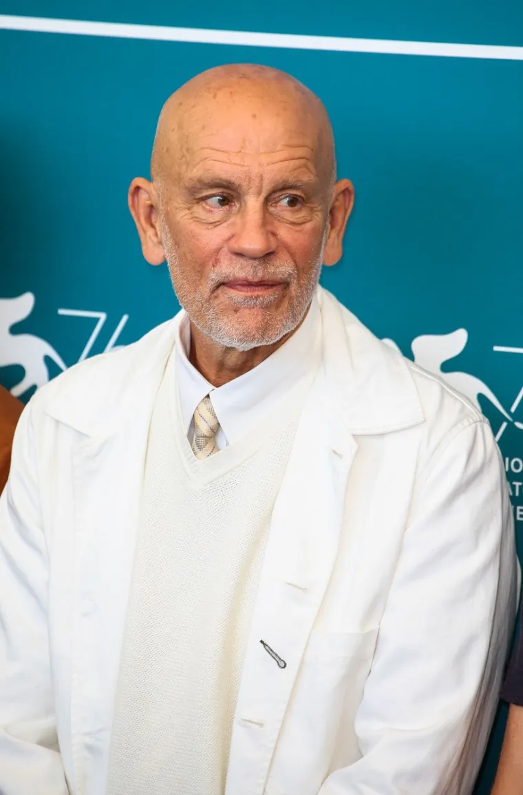 Malkovich je utjelovio Johna Brannoxa ili Ivana Pavla III.  u seriji &quot;Novi papa&quot;. Malkovich igra tankoćutnog engleskog aristokrata čija se cijeloživotna patnja zbog krivnje za bratovu smrt, osim u ovisnosti o drogama, oslikava i u tome da nije spreman ni za jedan vid papinskog života osim onoga estetskog.