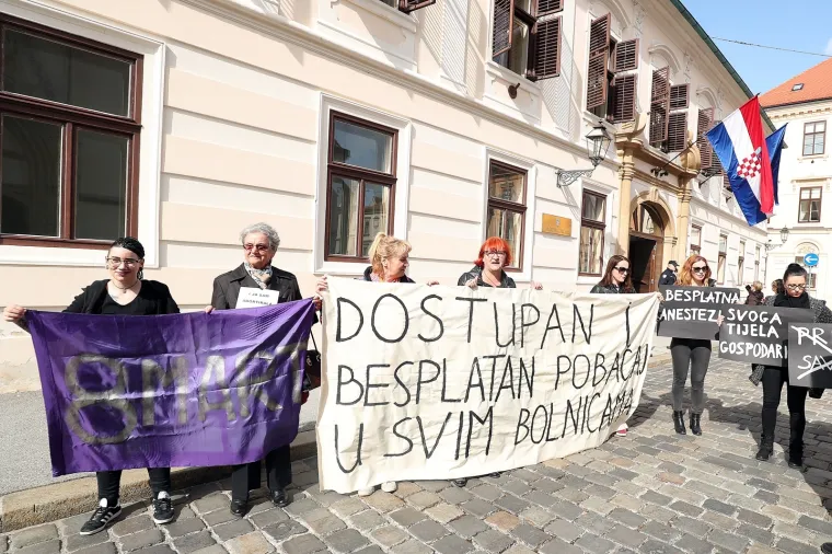 Zagreb: Prosvjed Ženske mreže ispred Vlade za siguran i besplatan pobačaj u svim bolnicama 08.03.2019., Zagreb - Prosvjed Zenske mreze Hrvatske ispred Vlade pod nazivom Trazimo siguran i besplatan pobacaj u svim bolnicama! 
Photo: Goran Stanzl/PIXSELL