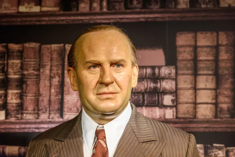 Oskar Schindler napustio je suprugu nakon bankrota i vratio se u Njemačku, ostavivši je u Argentini. Nikada se više nisu vidjeli iako su ostali u braku. U posljednjoj sceni &quot;Schindlerove liste&quot; prvi je put vidjela njegov grob. 