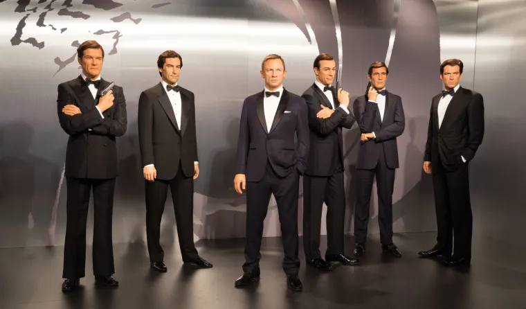 Prema riječima šefa MI6, da je James Bond stvaran, ne bi mogao raditi za britansku obavještajnu službu jer mu nedostaje potrebna emocionalna inteligencija, poštivanje zakona i sposobnosti timskog rada.