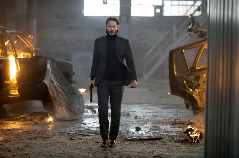 Često se zna čuti da je Keanu Reeves &quot;besmrtan&quot;. Jednom se na svom motoru vozio kroz kanjon Topanga.  S obzirom na to da nije imao svjetla, jurio je i zaletio se u stijenu. Tjedan je dana proveo u bolnici s polomljenim rebrima i razderanom slezenom. No, osim toga, bolničari su ispustili nosila dok su ga unosili u kola hitne pomoći pa je završio na podu. Na svim zubima ima navlake zato što je u jednom padu s motora ostao bez svih zubi. Udario je glavom o volan motora i polomio si zube.
