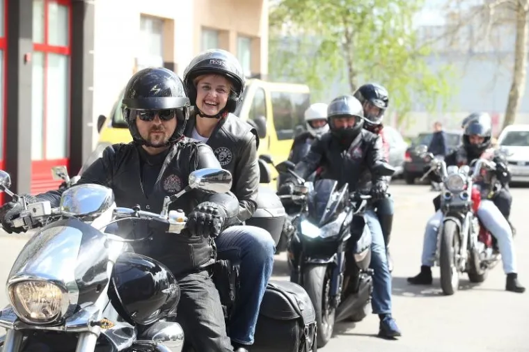 KANDIDATKINJA ZA ZAGREBAČKU GRADONAČELNICU U OPASNOM POTHVATU: Sandra Švaljek 'zajahala' motor