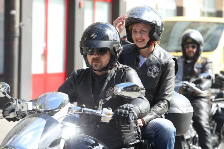 Kandidatkinja za gradonačelnicu Grada Zagreba Sandra Švaljek družila se sa zagrebačkim bikerima iz kluba MK Bandogs i Rizen Riders te se vozila na motoru ispred Belfast Puba.