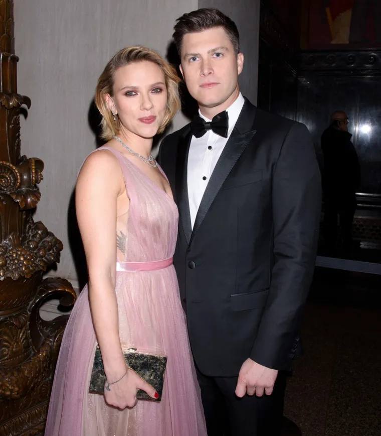 SCARLETT JOHANSSON I COLIN JOST - &quot;Scarlett je trudna već neko vrijeme, ali nije htjela pričati pa je sretnu vijest držala u tajnosti. Colin i ona su oduševljeni&quot;, kratko je prokomentirao izvor i dodao kako su šuškanja o Scarlettinoj trudnoći krenula kada se u lipnju nije pojavila na nekoliko događaja i premjeri filma &quot;Crna udovica&quot;.
