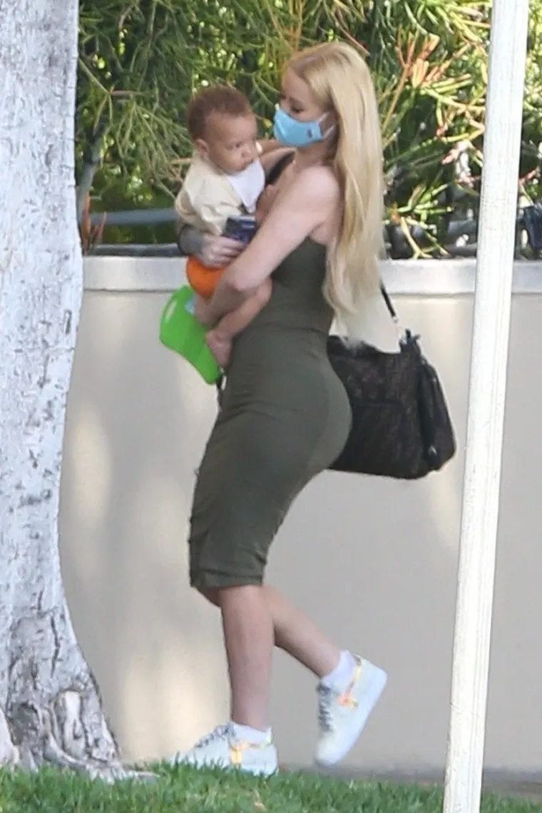 IGGY AZALEA I PLAYBOI CARTI - Reperica Iggy Azalea šest je mjeseci skrivala trudnoću s dečkom, reperom Playboijem Cartijem. &quot;Želim njegov život zadržati privatnim, ali željela sam da bude jasno da on nije tajna i da ne mogu opisati riječima koliko ga volim&quot;, objavila je na svojim društvenim mrežama.