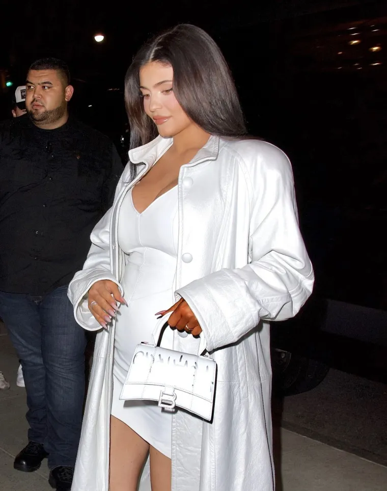 KYLIE JENNER I TRAVIS SCOTT - Američka reality zvijezda Kylie Jenner skrivala je prvu trudnoću 2018. godine. Kada je rodila, ispričala se obožavateljima što nije ranije potvrdila da je trudna.&quot;Žao mi je što sam vas ostavila u neznanju&quot;, napisala je Jenner. &quot;Znam da ste navikli da s vama sve dijelim. Moja je trudnoća nešto što nisam htjela podijeliti sa svijetom&quot;. Napisala je da je odlučila da to bude tajna tako da se može pripremiti na dijete &quot;na najzdraviji način na koji to znam bez stresa&quot; dodajući da joj je trudnoća bila &quot;prelijepa&quot;. Sljedeći dan Kylie je objavila video na YouTubeu, koji pokazuje sve prekrasne trenutke koje je proživjela tijekom devet mjeseci trudnoće.
