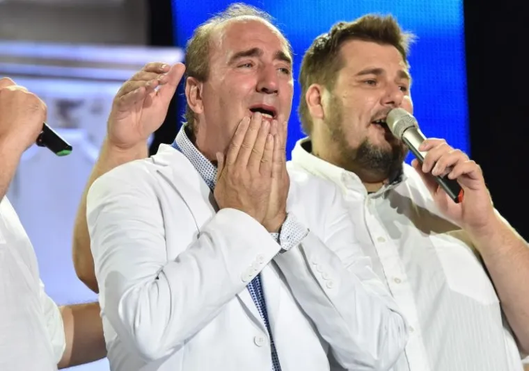 Posebno emotivna večer bila je za zadarskog pjevača Mladena Grdovića koji nije mogao kontrolirati suze nakon što ga je u backstageu, netom prije proglašenja pobjednika, direktor festivala Tomo Mrduljaš obavijestio da je osvojio Grand Prix.