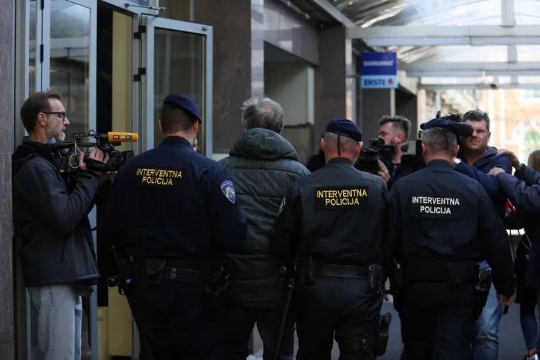 OSUMNJIČENI ZA ULJANIK STIGLI NA ISPITIVANJE: Građani ih dočekali uz uvredljive povike