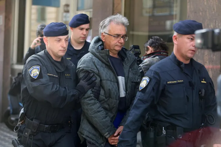 OSUMNJIČENI ZA ULJANIK STIGLI NA ISPITIVANJE: Građani ih dočekali uz uvredljive povike