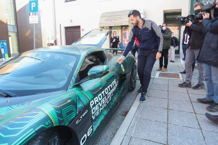 Ugovor su potpisali gradonačelnik Svete Nedelje Dario Zurovec i Mate Rimac, direktor poduzeća Rimac Automobili. Foto: Luka Stanzl/PIXSELL