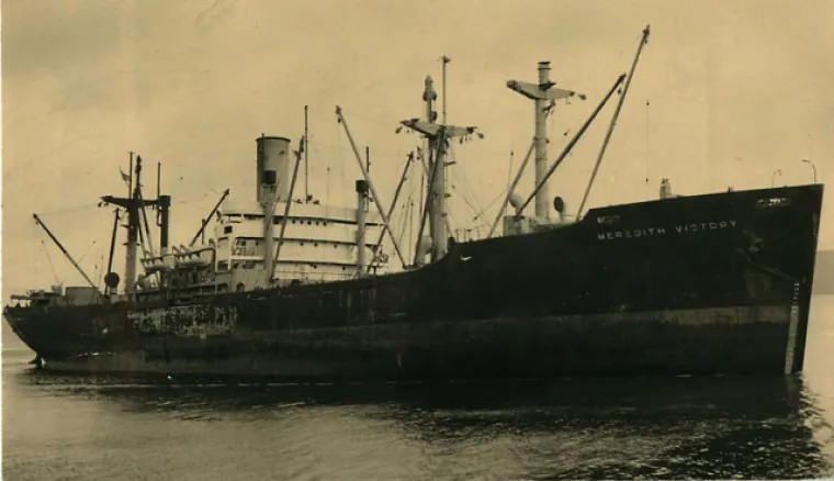 5. Brod s 12 mjesta spasio 14.000 izbjeglica:

Strahujući od masakra, tisuće korejskih civila 1950. navalilo je na luku u Hungamu, tražeći mjesto na brodu. No dok su došli, većina brodova je već otišla, a i oni koji su ustali bili su pretrpani i nisu smjeli uzimati civile. Ipak, Leonard LaRue, kapetan trgovačkog broda Meredith Victory, nije previše mario ni za propise, ni za opasnost, pa čak niti za &quot;detalje&quot; poput nosivosti. Iako je njegov brod bio atestiran za 59 ljudi, LaRae je pustio da se ukrca 14.000 izbjeglica. Svjedoci govore kako su bili toliko tijesno naslagani na palubi i u tovarnom prostoru da nisu mogli niti sjesti. Usred rata, ploveći miniranim morem, nakon dva dana doplovio je do otoka Geoje na Božić. Ne samo da nitko nije poginuo tijekom opasnog putovanja nego je doplovio s više ljudi nego što je krenuo. Pet žena se porodilo tijekom plovidbe.