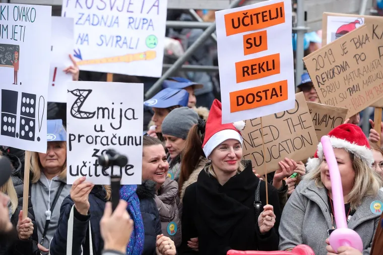 25.11.2019., Zagreb - Prosvjed prosvjetnih radnika pod nazivom Hrvatska mora bolje koji strajkaju vec gotovo mjesec dana zahtijevajuci povecanje placa uciteljima i nastavnicima. Glavni zahtjev strajkasa je povecanje koeficijenata slozenosti posla za 6,11 posto. 
Photo: Goran Stanzl/PIXSELL