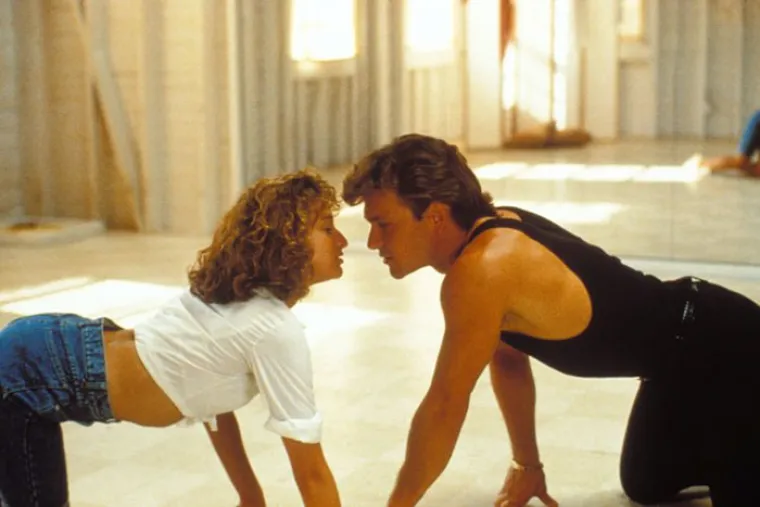 Ako ste gledali "Prljavi ples", ne možete zaboraviti scenu u kojoj Johnny i Baby pužu jedno prema drugomu. Znate što? To uopće nije bilo u scenariju. Glumci su se samo zagrijavali prije snimanja, ali se redatelju scena svidjela te ju je odlučio ostaviti.