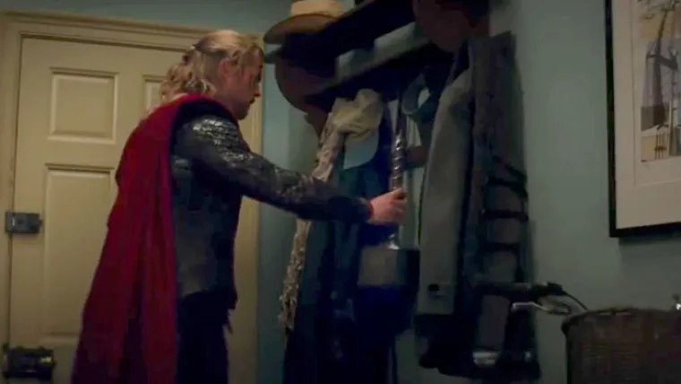 Scena u kojoj Thor objesi svoj čekić na vješalicu za kapute bila je toliko dobra da su svi mislili kako je u scenariju, ali nije bila. Chris Hemsworth se samo trudio biti duhovit, ali je njegova improvizacija bila odlična, toliko da su je ostavili u filmu.