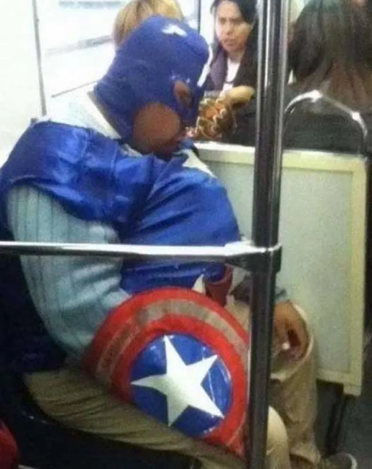 Kostim superheroja podrazumijeva i veliku odgovornost, no s njom se ne mogu baš svi nositi pa možda ne bi trebali niti nositi ovakve kostime.