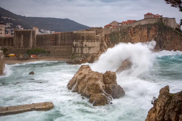 JAKO NEVRIJEME 'OKUPALO' DUBROVNIK: Snažan vjetar dizao je valove i napravio kaos u staroj jezgri