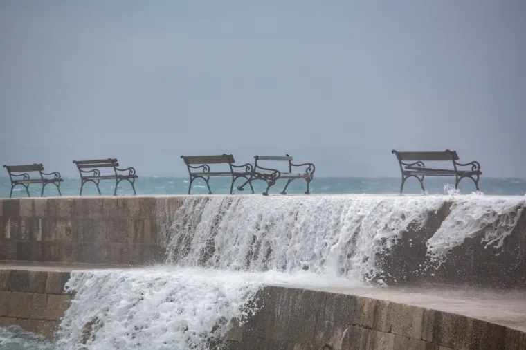 JAKO NEVRIJEME 'OKUPALO' DUBROVNIK: Snažan vjetar dizao je valove i napravio kaos u staroj jezgri