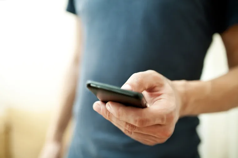 3. Telefon ide posvuda s njima - čak i u kupaonicu: Upozorenje - neki su ljudi ozbiljno ovisni o svojim mobitelima i nose ih sa sobom iz navike ili dosade, to ne znači da varaju, piše Oprah Daily. Problem nastaje ako je to iznenada nova stvar za vašeg partnera. 