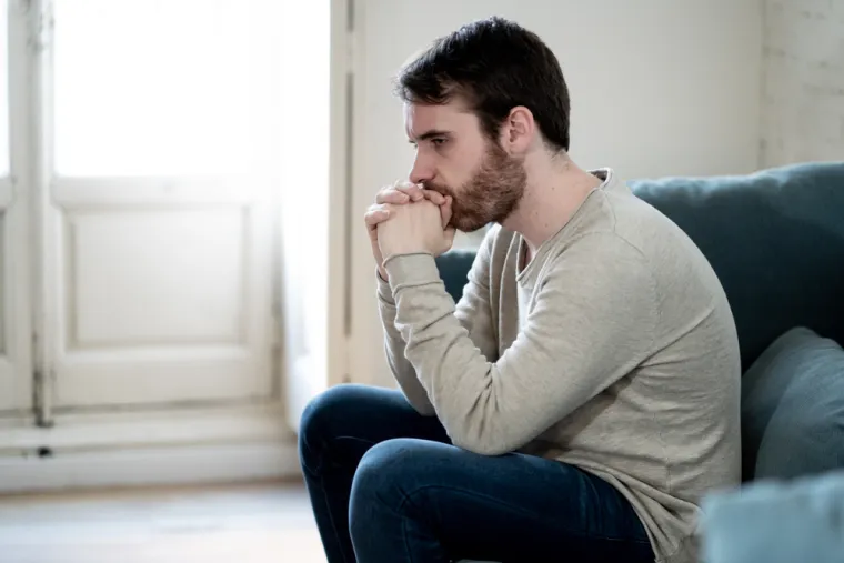 5. Kada pričate, vaš partner se ljuljaja naprijed-natrag: Do sada bi vi i vaš partner trebali moći ugodno razgovarati, ali kada vaš partner nešto skriva, potražite neobične (i često nesvjesne) navike, predlaže stručnjakinja za govor tijela Lillian Glass i dodaje: &quot;Ljuljanje naprijed-natrag pokazuje da su nervozni u vašoj blizini&quot;, kaže ona za Oprah Daily.