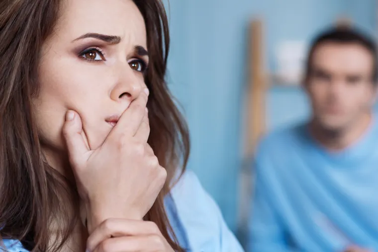 6. Osim toga, počeli su se povijati: Ako je njihovo savršeno držanje iznenada popustilo, to bi nije dobro. &quot;Pogrbljenost znači povlačenje u položaj fetusa - nešto što ljudi rade kada se osjećaju sram ili znaju da su učinili nešto pogrešno&quot;, kaže psiholog Glass za OD.