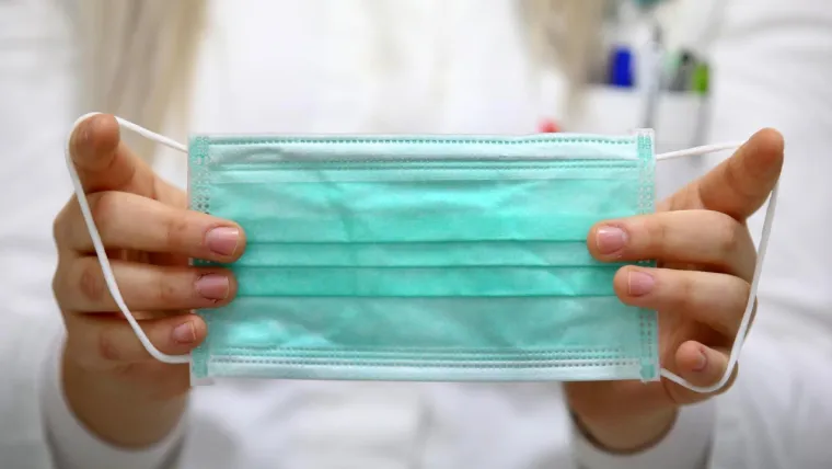 Kirurške maske izvrsne su za zaštitu vas i drugih od velikih respiratornih kapljica, ali zbog labavog kroja nisu pouzdane u zadržavanju svih manjih, raspršenih čestica. 