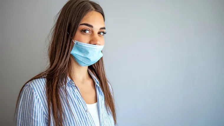 Ako ste u nedoumici, odlučite se za maske koje dobro prianjaju uz bočnu stranu vašeg lica i potpuno prekrivaju nos i usta. &quot;Znanost je stvarno jasna o tome&quot;, rekao je Duszynski. Dvostruko maskiranje je samo još jedan način na koji možete ne samo zaštititi sebe, već i pomoći zaštititi nekog drugog.