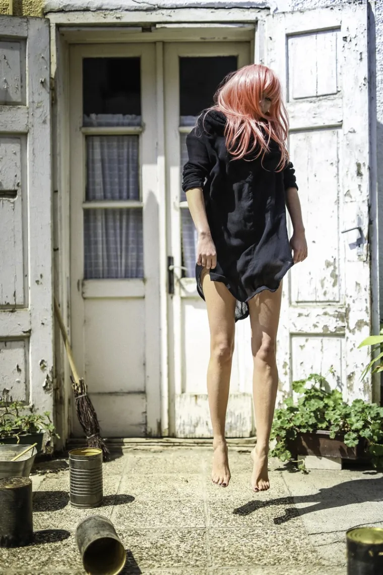 Nova kolekcija brenda Maks u prodaji je u koncept dućanu Hysteria u Teslinoj 9 u Zagrebu, u dućanu Arterija u Splitu, u Electryclady Land Design-u u Beogradu, Electryclady Land Design-u u Korčuli, u Studiu 183 u Berlinu, te od sredine svibnja i u Petlja Concept Store-u u Ljubljani.