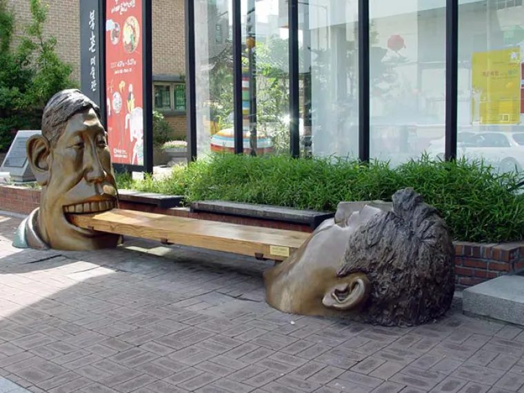 ČUDO NEVIĐENO! Ovako izgledaju gradovi koji su umjesto narodnih heroja podigli umjetničke skulpture
