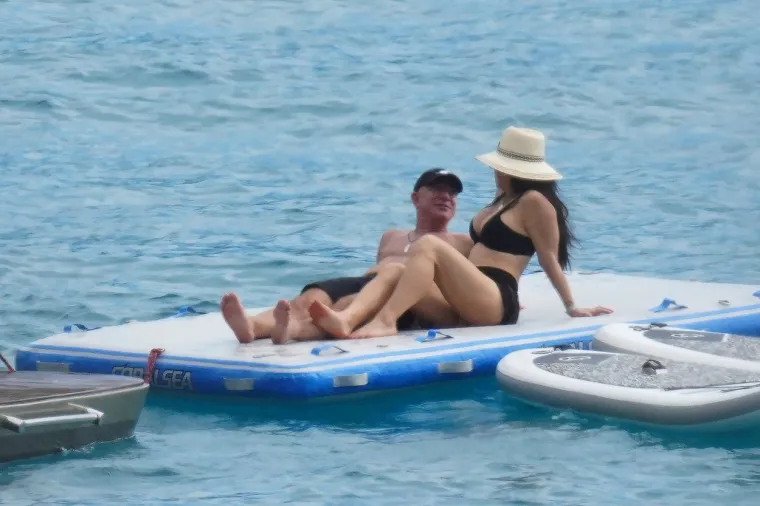 Jeff Bezos ne skida ruke sa svoje djevojke Lauren Sanchez: Oboje su u 50-ima, ali su baš isklesani