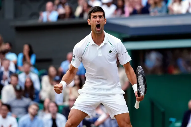 Odakle krenuti kad je riječ o najboljem svjetskom tenisaču? Ova godina definitivno je bila Đokovićeva. Osvojio je još jedan, deveti Australian Open, te tako postao apsolutni rekorder. Osvojio je i Wimbledon te se tako izjednačio s Nadalom i Federerom po broju osvojenih Grand Slam turnira. No odbijanje cjepiva prouzrokovalo mu je mnoge probleme i kontroverze. Đokovićev nastup na sljedećem Australian Openu je pod velikim upitnikom zbog restrikcija. Novak se, ipak, nije proslavio na Olimpijskim igrama, gdje je ostao bez medalje. Nije se proslavio na Davis Cupu, gdje je Srbiju izbacila Hrvatska. Đoković je i srušio rekord kao tenisač koji je najviše vremena proveo na vrhu ATP ljestvice.