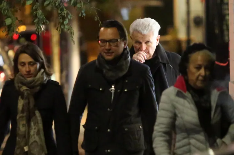 10.11.2017., London, Engleska - Skrivajući se iza prolaznika, Ivica Todorić javio se u policijsku postaju Kensington. Prema nalogu suda, ondje se mora javljati tri puta tjedno kako bi zadrzao pravo na slobodu kretanja Londonom. Jamčevina je određena na 100 tisuća funti.