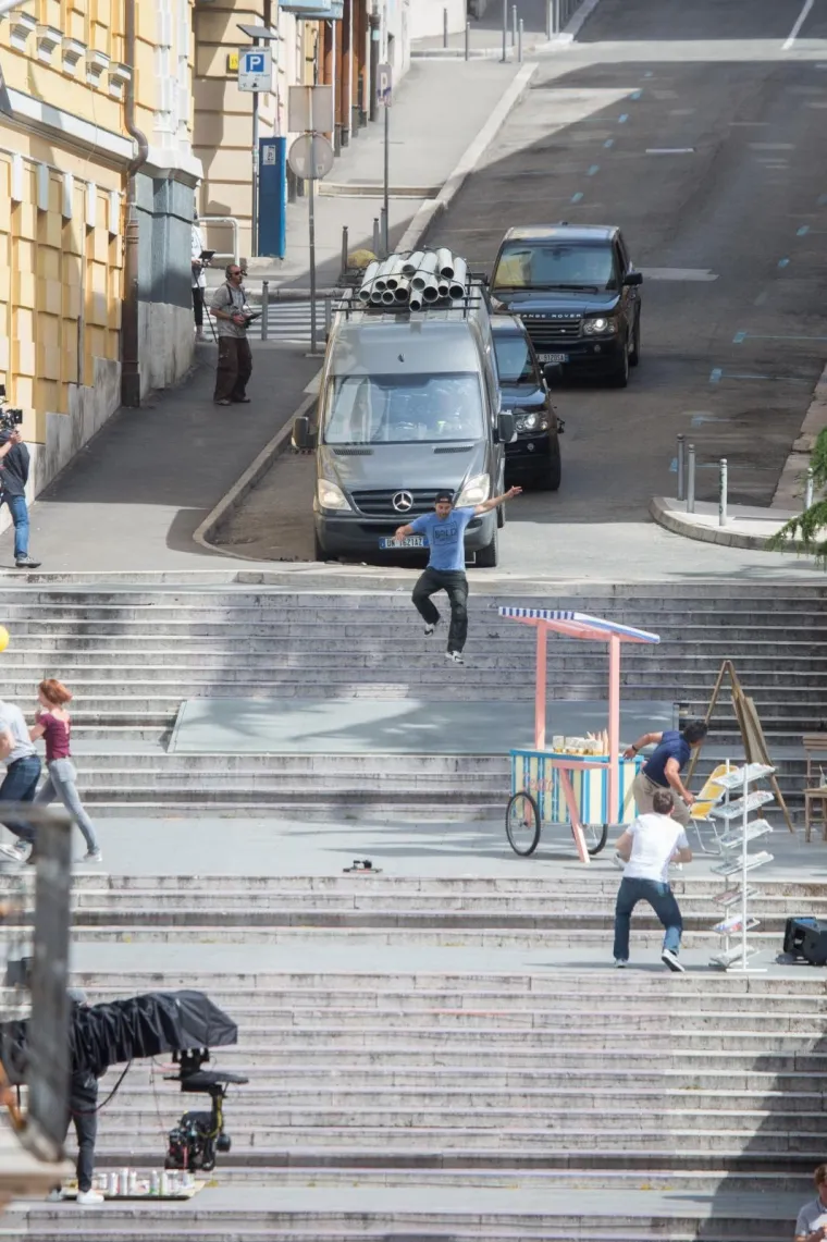 RIJEKA POD OPSADOM HOLIVUDSKIH FILMAŠA: Crni kombi sjurio se stepenicama u centru grada