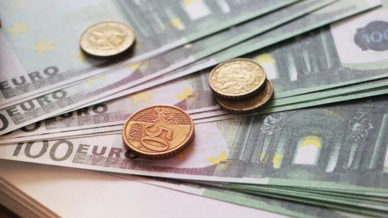 7. Kad Hrvatska uđe u eurozonu, na &apos;hrvatskim&apos; eurokovanicama od 1, 2 i 5 centi bit će: 

a) glagoljica 
b) Nikola Tesla 