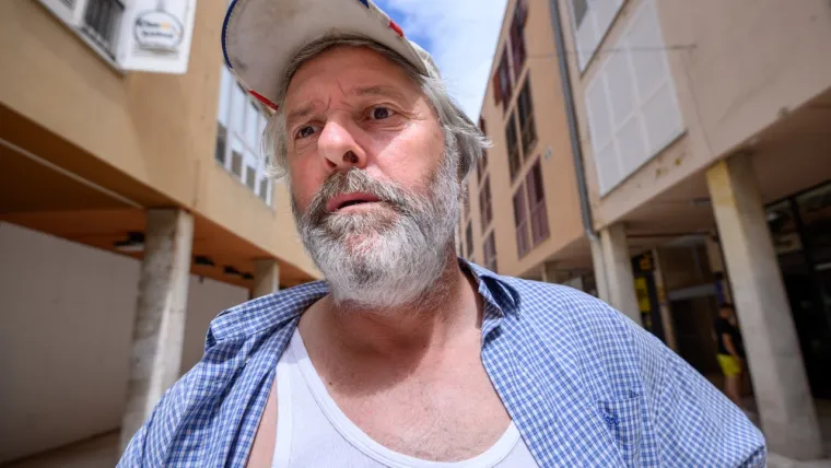 8. Zadarski performer Enio Meštrović sa svojom je nezavisnom listom na lokalnim izborima ušao u Gradsko vijeće. Meštrović se u javnosti transformira u svoj alter ego, Ričarda, tako što:

a) stavi periku
b) izvadi zubnu protezu