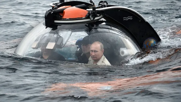 11. Vladimir Putin nedavno je otkrio nepoznat detalj iz svoje biografije kazavši da je nakon raspada Sovjetskog Saveza preživljavao radeći kao:

a) vozač školskog autobusa
b) vozač taksija 
