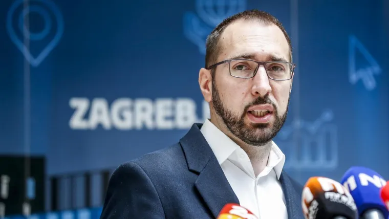 14. Novi gradonačelnik Zagreba Tomislav Tomašević jesenas je objavio da je zatekao konsolidirani dug Grada u iznosu od: 

a) 8,2 milijarde kuna 
b) 2,8 milijardi kuna 