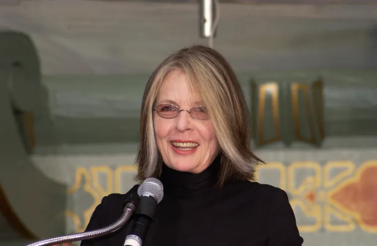 Allen je Diane Keaton 18 mjeseci slao psihoanalitičaru, a ona je, iz razloga koji nikome nije poznat, uskoro ponovno počela normalno jesti. Prolazeći kroz sve te silne promjene, njihova je romantična veza umrla prirodnom smrću, i to baš na vrijeme da se Keaton doista pripremi za ulogu života. Na početku svoje karijere, Diane je stekla reputaciju &quot;otkačene glumice&quot;, poznate po pomalo unikatnom, a nekad i nezgrapnom humoru te izvanrednoj inteligenciji. Zbog živčanih slomova i načina na koje se nosila sa životnim problemima ponovno je postala muza Woodyju Allenu, koji je producirao film temeljen na njezinom liku pod nazivom &quot;Annie Hall&quot;. 