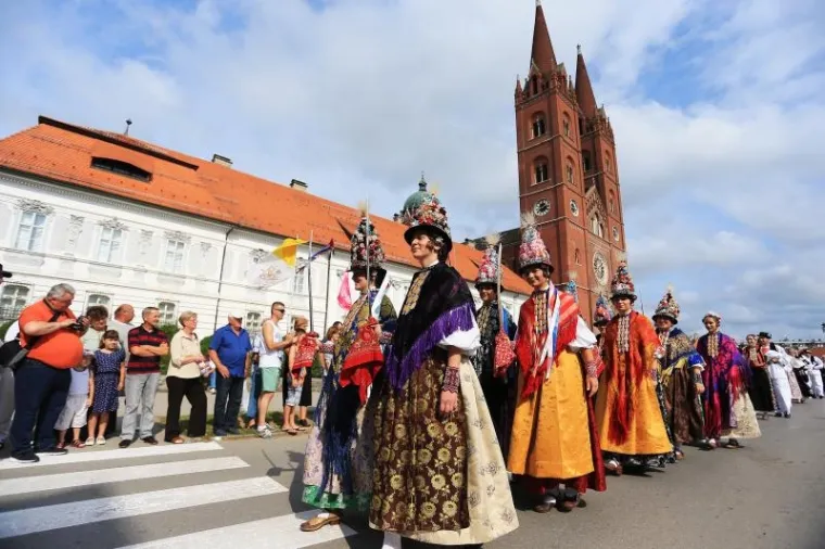 TRADICIJA SE NASTAVLJA: Održana svečana povorka povodom 50. Đakovačkih vezova