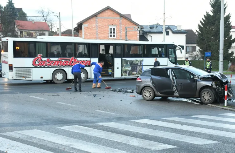 ODUZELA PREDNOST AUTOBUSU PA UDARILA U STUP JAVNE RASVJETE: Ozlijeđeni prevezeni u bolnicu; policija obavlja očevid