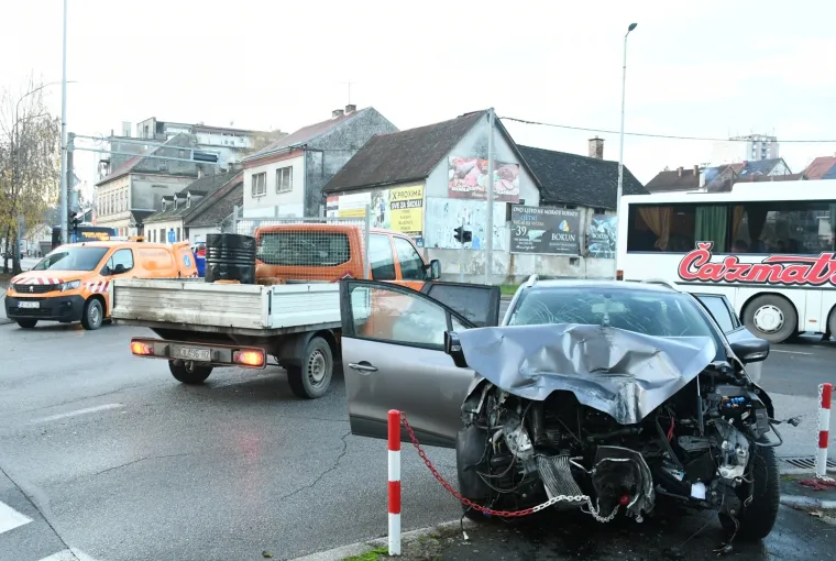 ODUZELA PREDNOST AUTOBUSU PA UDARILA U STUP JAVNE RASVJETE: Ozlijeđeni prevezeni u bolnicu; policija obavlja očevid