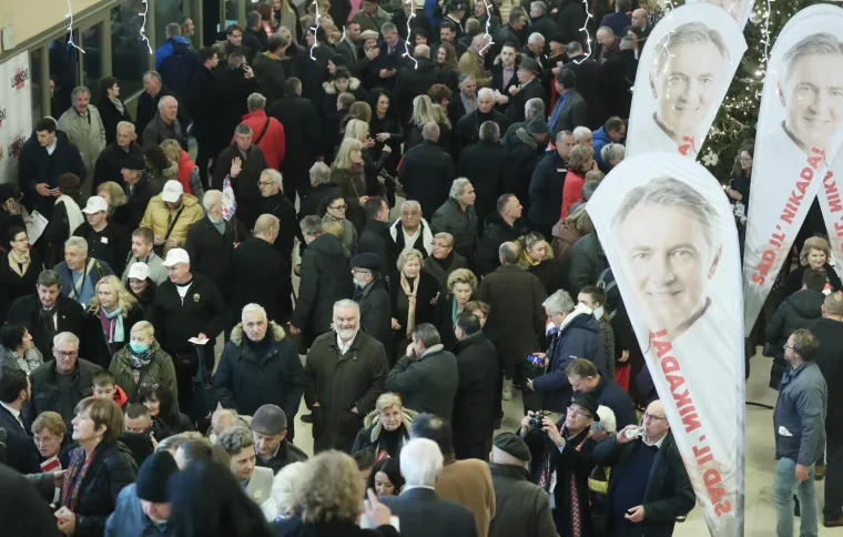 NA VELIKOM ŠKORINOM SKUPU HRVATSKA ZASTAVA S PRVIM BIJELIM POLJEM, ALI I BROJNA POZNATA LICA: Pogledajte tko je sve došao danas u 'Lisinski'