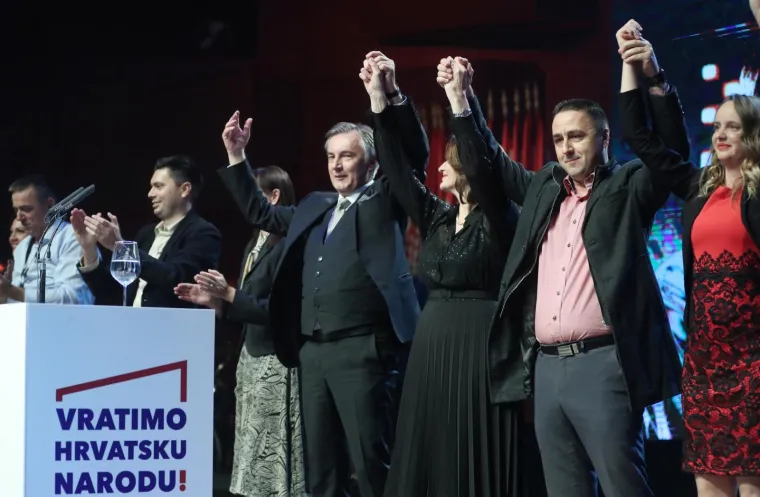 NA VELIKOM ŠKORINOM SKUPU HRVATSKA ZASTAVA S PRVIM BIJELIM POLJEM, ALI I BROJNA POZNATA LICA: Pogledajte tko je sve došao danas u 'Lisinski'