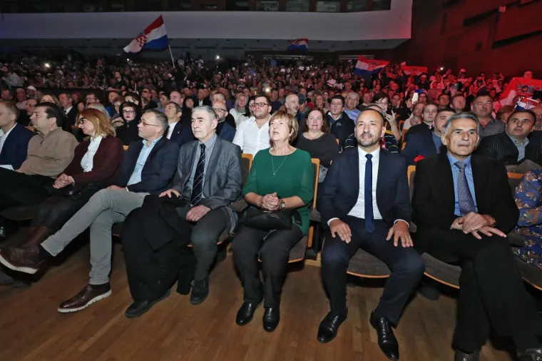 NA VELIKOM ŠKORINOM SKUPU HRVATSKA ZASTAVA S PRVIM BIJELIM POLJEM, ALI I BROJNA POZNATA LICA: Pogledajte tko je sve došao danas u 'Lisinski'