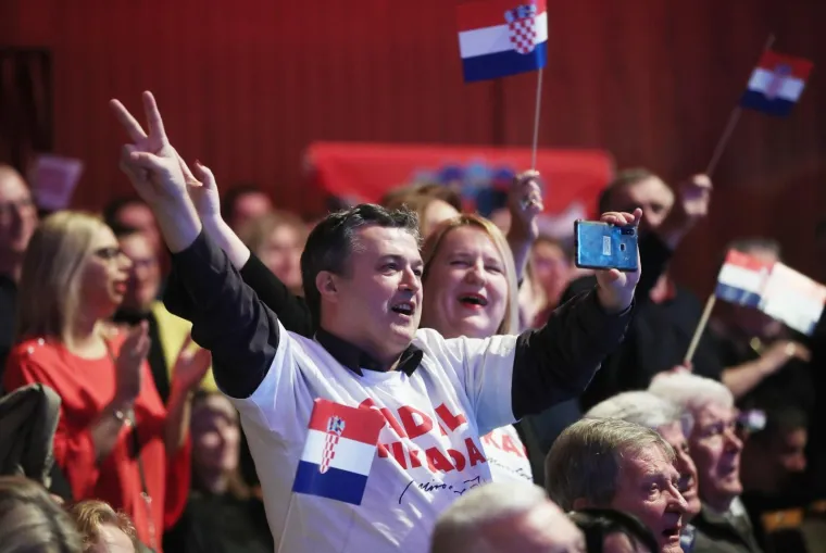 NA VELIKOM ŠKORINOM SKUPU HRVATSKA ZASTAVA S PRVIM BIJELIM POLJEM, ALI I BROJNA POZNATA LICA: Pogledajte tko je sve došao danas u 'Lisinski'