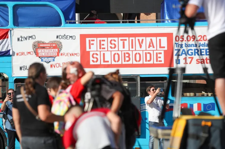 Na Trgu bana Josipa Jelačića u Zagrebu u subotu poslijepodne održan je Festival slobode protiv "ograničenja slobode kretanja i druženja, nametanja fizičke distance i uskraćivanja fizičkoga kontakta". Skup je organizirala građanska inicijativa "Prava i slobode".