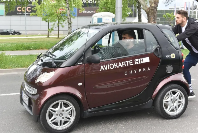 U CENTRU ZAGREBA LOVI SE NOVI SVJETSKI REKORD: Tomislav će gurati auto puna 24 sata