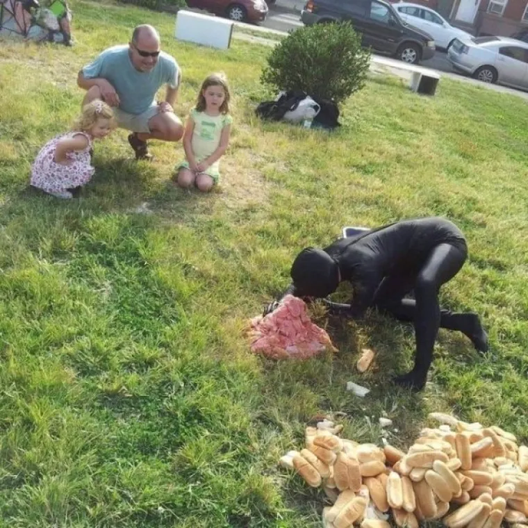 INTERNET JE MJESTO GDJE BIZARNOSTIMA NEMA KRAJA: Baš takve su i ove fotografije - što nije u redu s ovim ljudima?