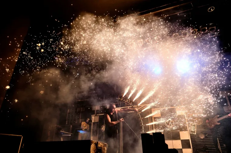 Christoph &quot;Doom&quot; Schneider (45), bubnjar benda jednom je prilikom komentirao Tillove mazohističke sklonosti: &quot;Tillu ne smetaju opekline jer voli bol, no to nije ništa prema ozljedama koje zadobiva kad se udara mikrofonom po glavi&quot;. 