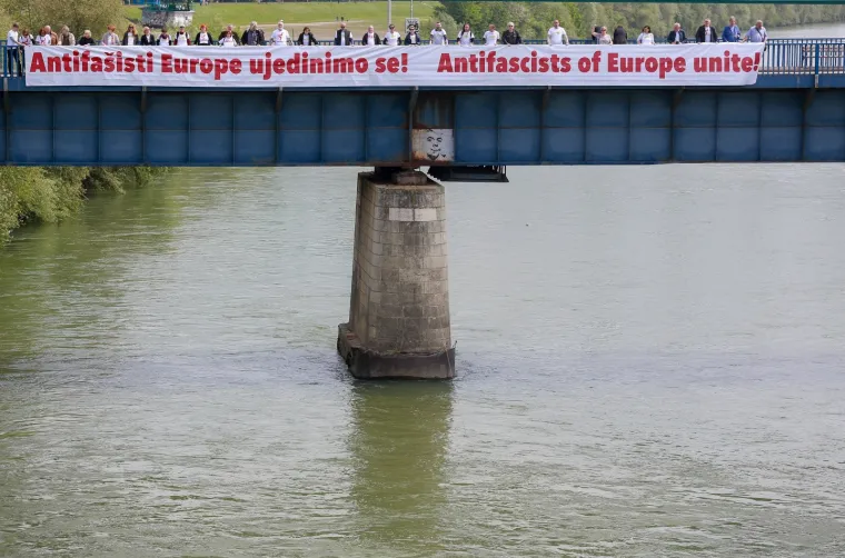 'ANTIFAŠISTI EUROPE UJEDINIMO SE': Mozemo, Nova ljevica i ORaH razvukli veliki transparent preko Savskog mosta